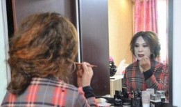 红大爷男扮女装视频无删减,一场跨越性别的时尚秀